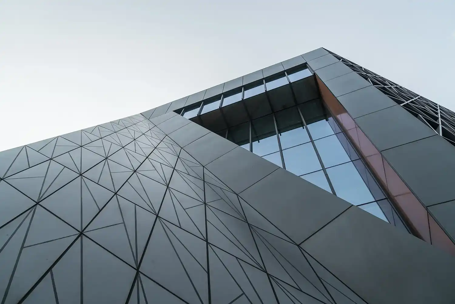 Anasayfa 3 Modern alüminyum kompozit cephe kaplamalı çağdaş bina tasarımı - Bay Alüminyum