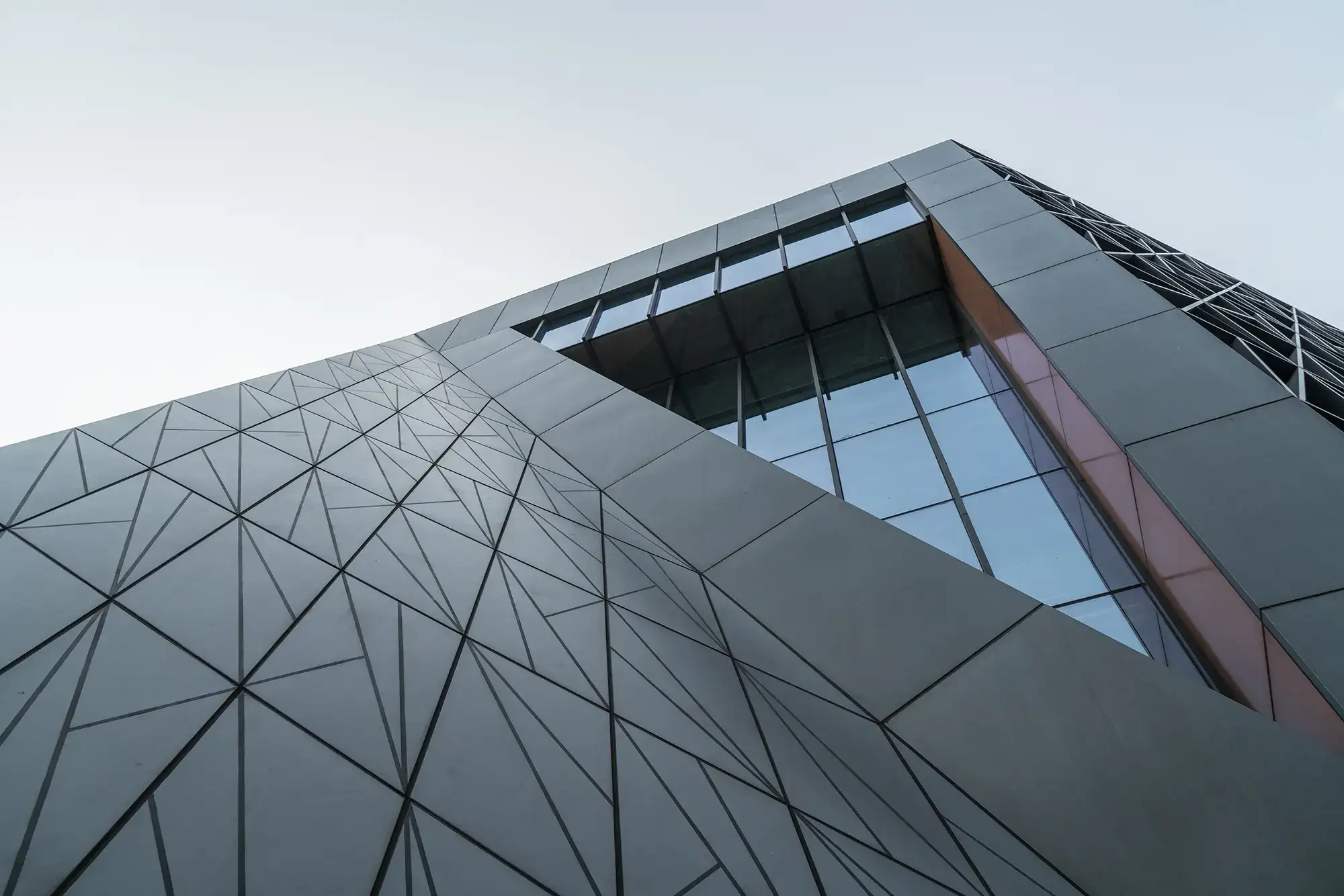 Modern alüminyum kompozit cephe kaplamalı çağdaş bina tasarımı - Bay Alüminyum